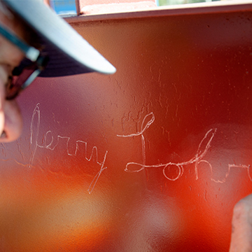 Jerry Lohr's signature on the final beam before it is installed. 
