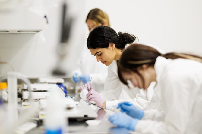 Students evaluate microflora in poultry.